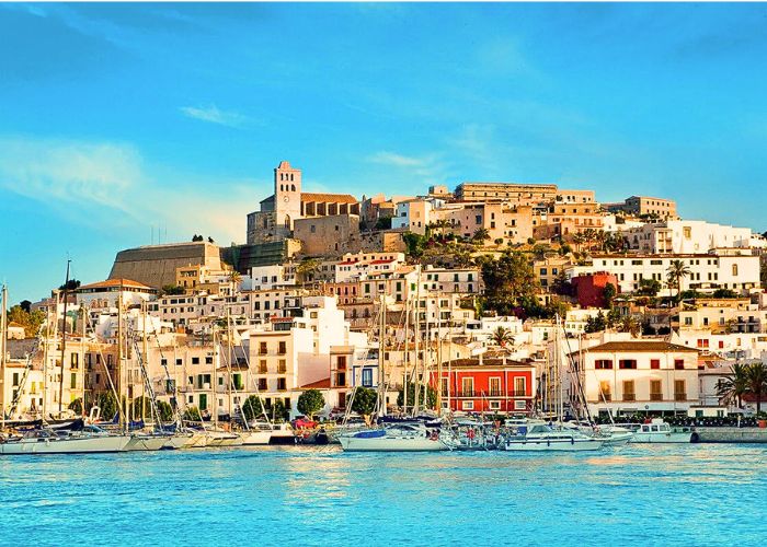 Ίμπιζα: Αεροπορικά εισιτήρια με φόρους και διαμονή με πρωινό